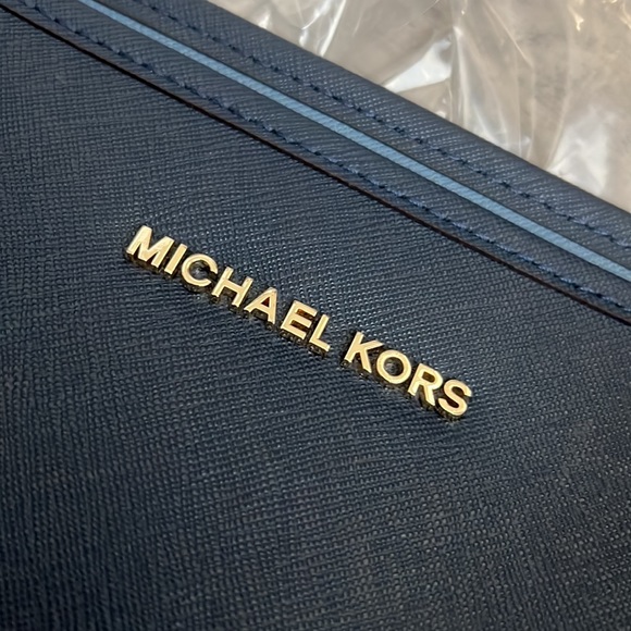 Michael Kors Jet Set Bag - Picture 9 of 10